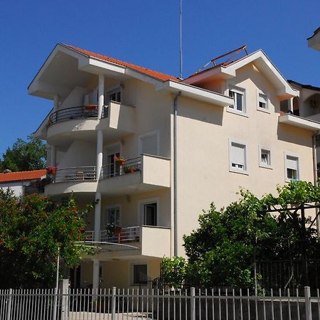 Apartments Teodo Bagian luar foto